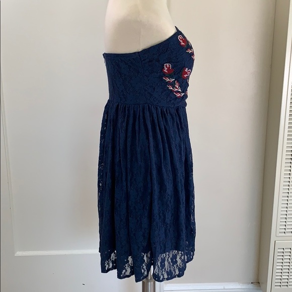 LAST CHANCE Tobi navy lace skater dress strapless embroidered - Picture 3 of 8